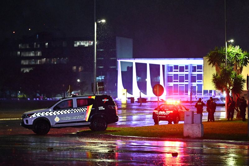 © Reuters. Police vehicles are seen in front of the Brazilian Supreme Court after explosions in the Three Powers Square in Brasilia, Brazil November 13, 2024. REUTERS/Tom Molina