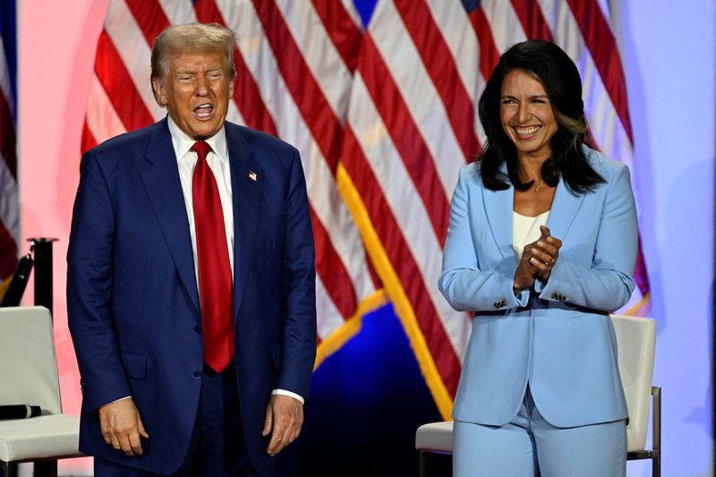 © Reuters. FILE PHOTO: Republican presidential nominee and former U.S. President Donald Trump and Former U.S. Rep. Tulsi Gabbard gesture as they attend a town hall event in La Crosse, Wisconsin, U.S. August 29, 2024. REUTERS/Vincent Alban/File Photo