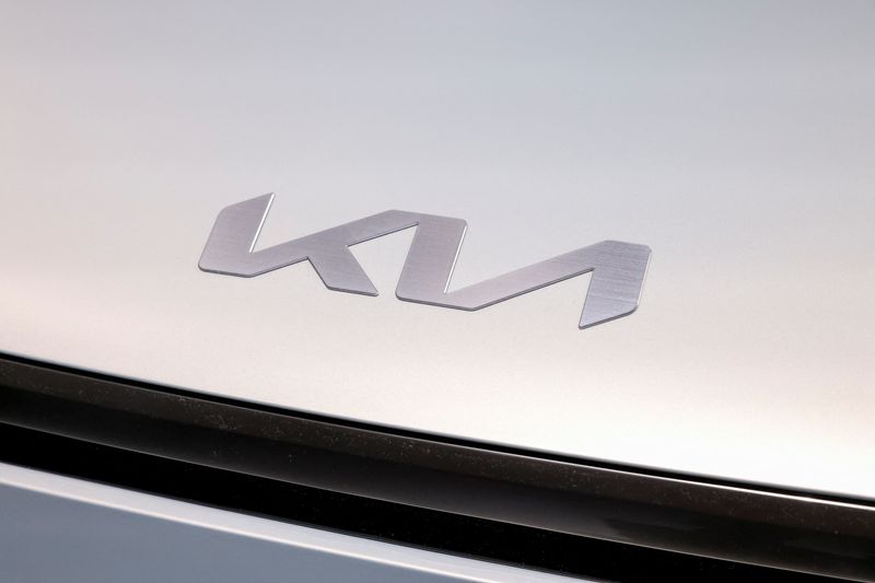 &copy; Reuters. FILE PHOTO: A Kia logo is seen on a vehicle during the New York International Auto Show, in Manhattan, New York City, U.S., April 5, 2023. REUTERS/Andrew Kelly/File Photo