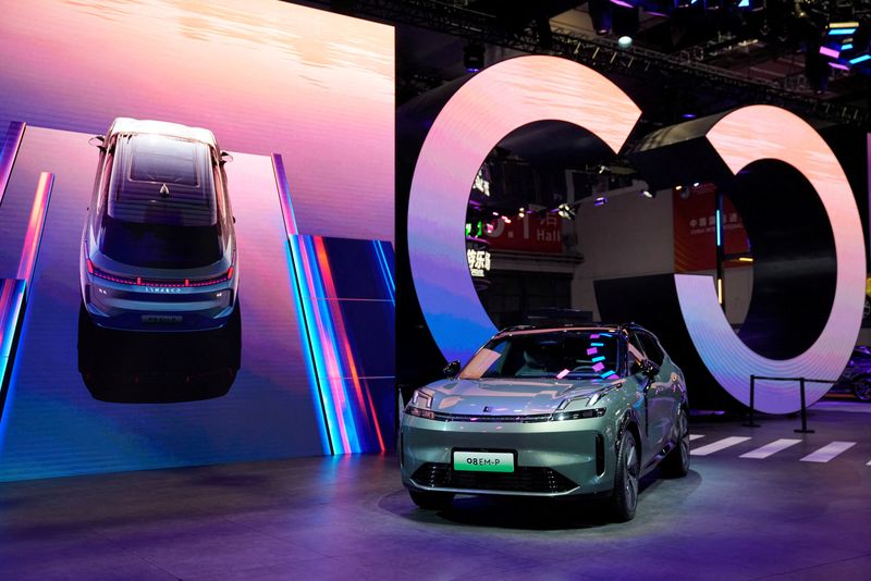 © Reuters. FILE PHOTO: A Lynk & Co 08 EM-P is displayed at the Auto Shanghai show, in Shanghai, China April 18, 2023. REUTERS/Aly Song/File Photo