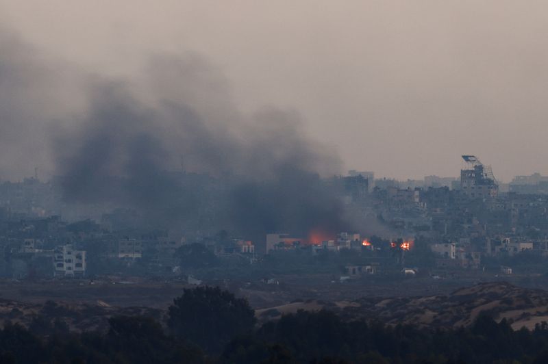 © Reuters. Smoke rises from North Gaza, amid the ongoing conflict in Gaza between Israel and Hamas, as seen from Ashkelon, Israel, November 13, 2024. REUTERS/Amir Cohen