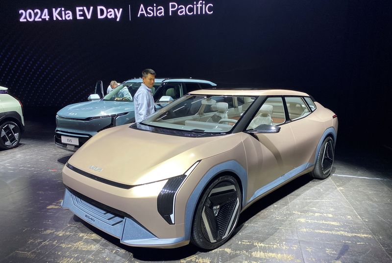 © Reuters. FILE PHOTO: People look at Kia electric vehicles at the carmaker's Asia Pacific EV Day in Taipei, Taiwan November 13, 2024. REUTERS/Ben Blanchard/File Photo