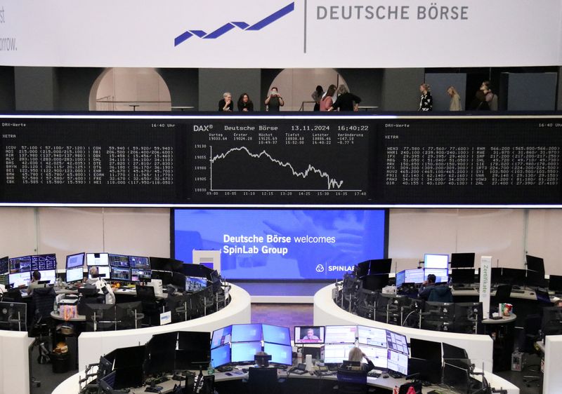 © Reuters. The German share price index DAX graph is pictured at the stock exchange in Frankfurt, Germany, November 13, 2024.    REUTERS/Staff