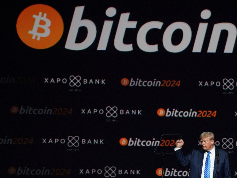 © Reuters. FILE PHOTO: Republican presidential nominee and former U.S. President Donald Trump gestures at the Bitcoin 2024 event in Nashville, Tennessee, U.S., July 27, 2024. REUTERS/Kevin Wurm/File Photo