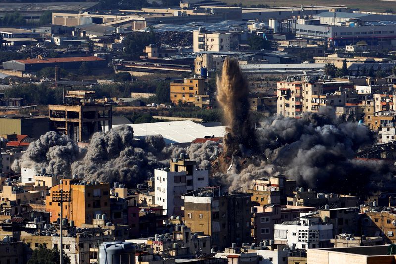 © Reuters. Smoke billows over Beirut's southern suburbs after an Israeli strike, amid the ongoing hostilities between Hezbollah and Israeli forces, as seen from Baabda, Lebanon November 14, 2024. REUTERS/Thaier Al-Sudani  