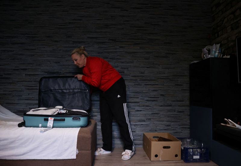 © Reuters. Eszter Czovek, 45, packs up her house as she moves to Austria, in Budapest, Hungary, October 28, 2024. REUTERS/Bernadett Szabo