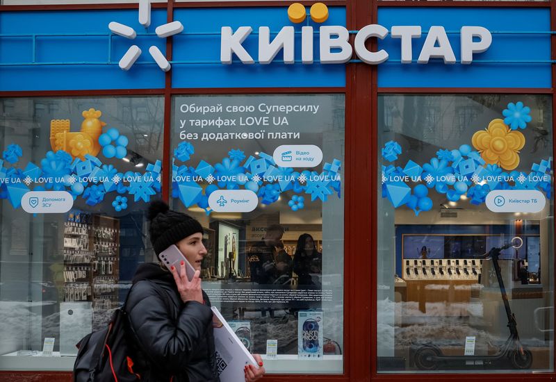 © Reuters. A woman walks past a store of Ukraine's telecommunications company Kyivstar, amid Russia's attack on Ukraine, in Kyiv, Ukraine December 12, 2023. REUTERS/Alina Smutko/File Photo