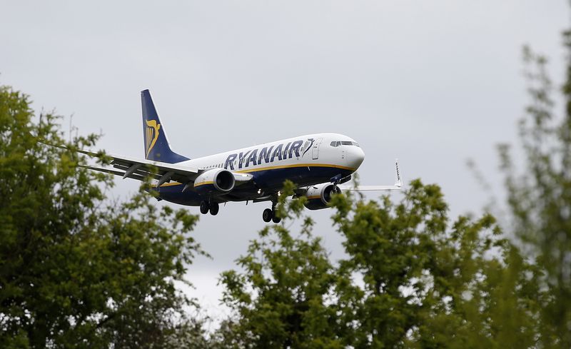 &copy; Reuters. Un aereo Ryanair atterra all'aeroporto di Manchester a Manchester, nel nord-ovest dell'Inghilterra, Gran Bretagna, 26 maggio 2015. REUTERS/Andrew Yates