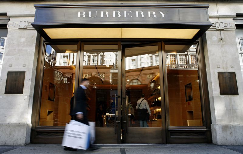 &copy; Reuters. Un cliente cammina davanti a un negozio Burberry nel centro di Londra il 15 luglio 2008. REUTERS/Alessia Pierdomenico