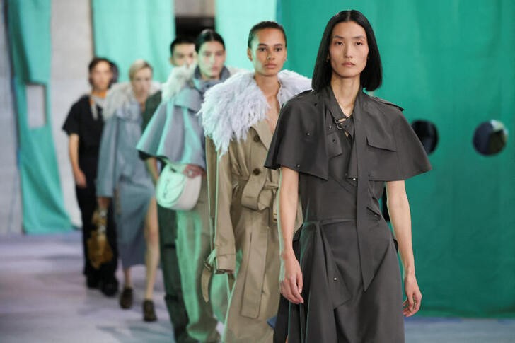 © Reuters. Models present creations at the Burberry catwalk show during London Fashion Week in London, Britain, September 16, 2024. REUTERS/Hollie Adams/File Photo