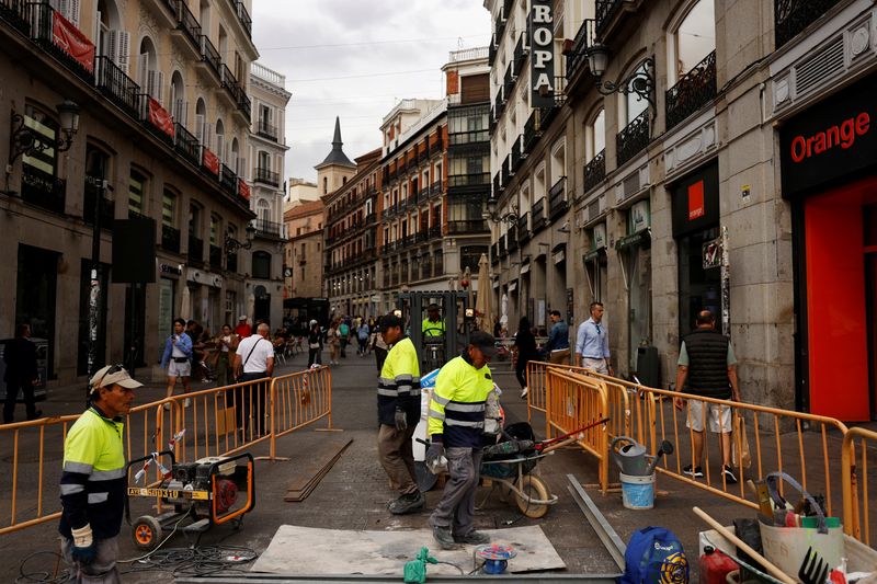 © Reuters. FILE PHOTO: Workers do their job at a construction site in downtown Madrid, Spain, October 2, 2024. REUTERS/Susana Vera/File Photo