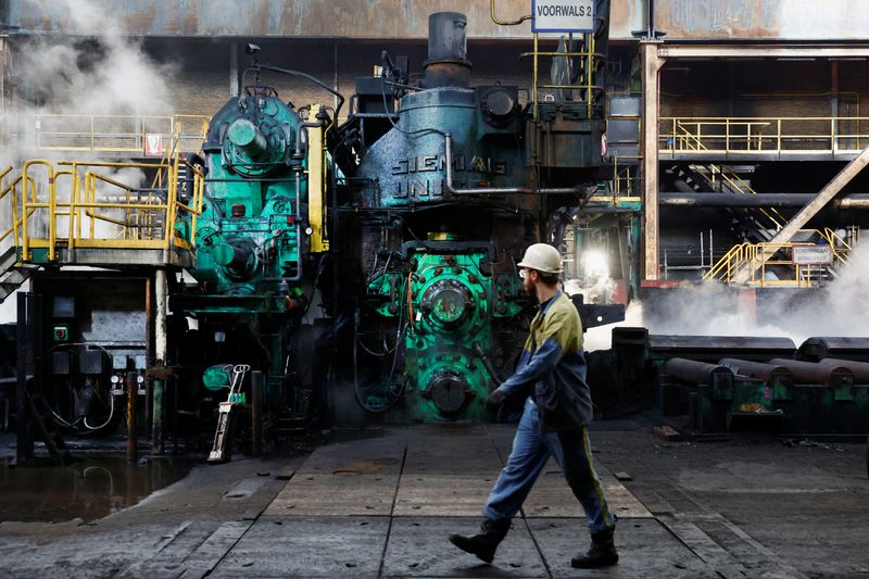 © Reuters. FILE PHOTO: A worker walks past a roller where steel plates are being flattened and thinned at the Tata Steel factory in Velsen-Noord, Netherlands March 26, 2024. REUTERS/Piroschka van de Wouw/File Photo