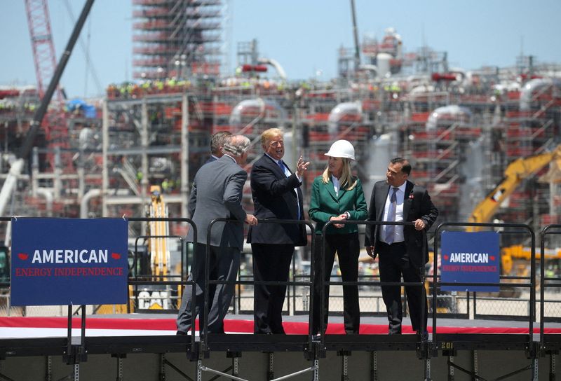 &copy; Reuters. FILE PHOTO: U.S. President Donald Trump speaks with managers and executives during a visit to the Cameron LNG (Liquid Natural Gas) Export Facility in Hackberry, Louisiana, U.S., May 14, 2019. REUTERS/Leah Millis/File Photo