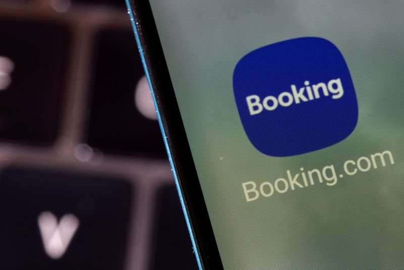 &copy; Reuters. L'applicazione Booking.com su uno smartphone in questa illustrazione del 27 febbraio 2022. REUTERS/Dado Ruvic/Illustrazione/File Photo