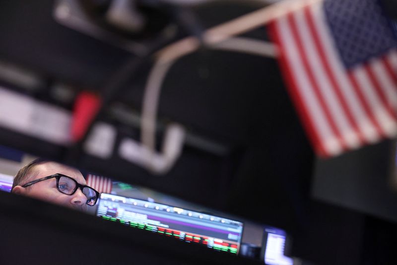 © Reuters. FILE PHOTO: A trader works at the New York Stock Exchange, at the end of the trading day in New York City, U.S., November 6, 2024. REUTERS/Andrew Kelly/File Photo