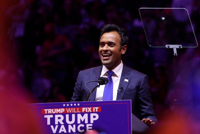 © Reuters. FILE PHOTO: Vivek Ramaswamy speaks during a rally for Republican presidential nominee and former U.S. President Donald Trump at Madison Square Garden, in New York, U.S., October 27, 2024. REUTERS/Brendan McDermid/File Photo