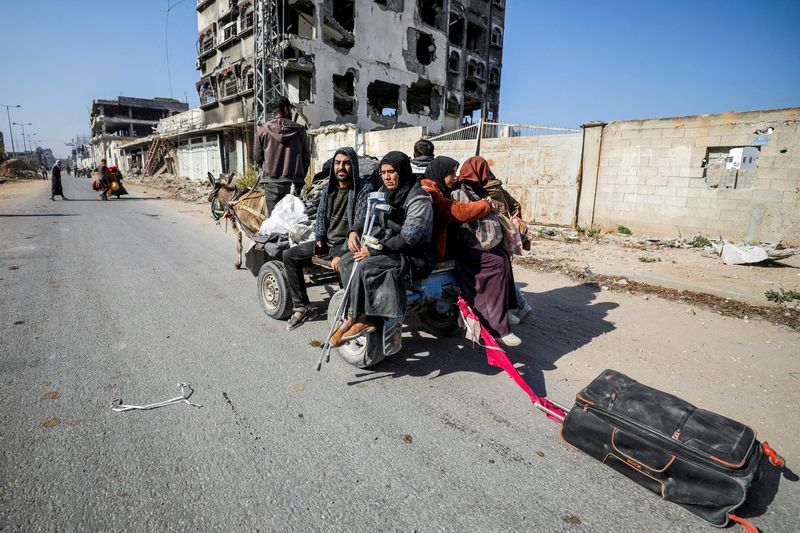 © Reuters. FILE PHOTO: Displaced Palestinians make their way after fleeing the northern part of Gaza amid an Israeli military operation, in Gaza City, November 12, 2024. REUTERS/Dawoud Abu Alkas/File Photo