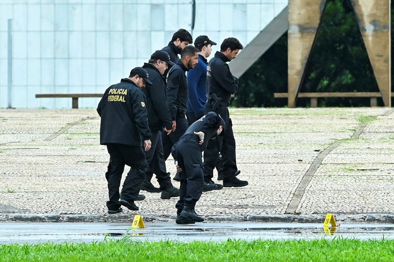 © Reuters. Federal police inspects the ground after a suspect in a bomb attack killed himself outside the Brazilian Supreme Court building the morning after explosions in the Three Powers Square in Brasilia, Brazil November 14, 2024. REUTERS/Ton Molina