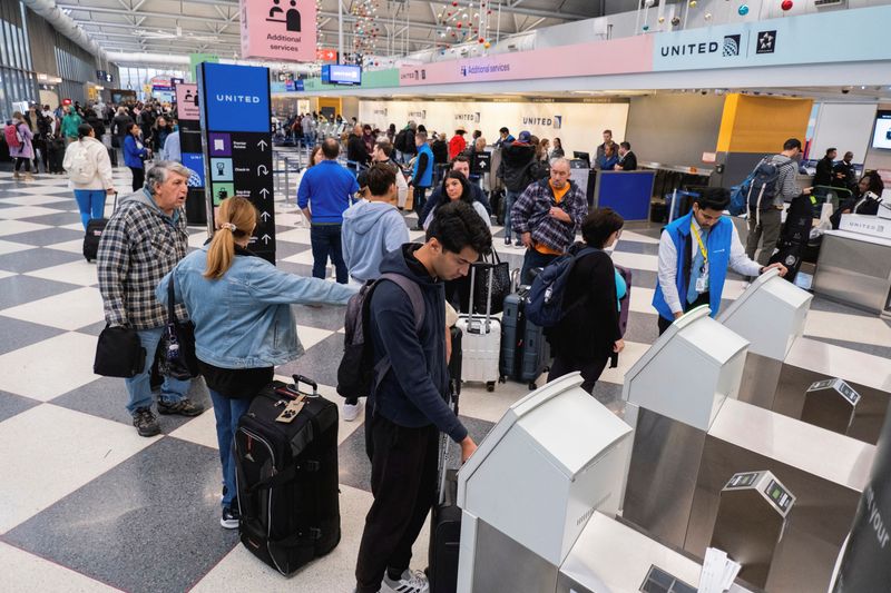 © Reuters. FILE PHOTO: People check in for flights at O’Hare International Airport in Chicago, Illinois, U.S. November 22, 2023.  REUTERS/Vincent Alban/File Photo