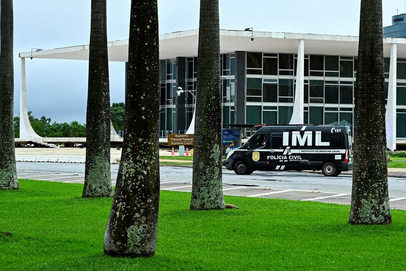 &copy; Reuters. Carro do IML em frente ao STF em Brasília após ataque a bomban14/11/2024. REUTERS/Ton Molina