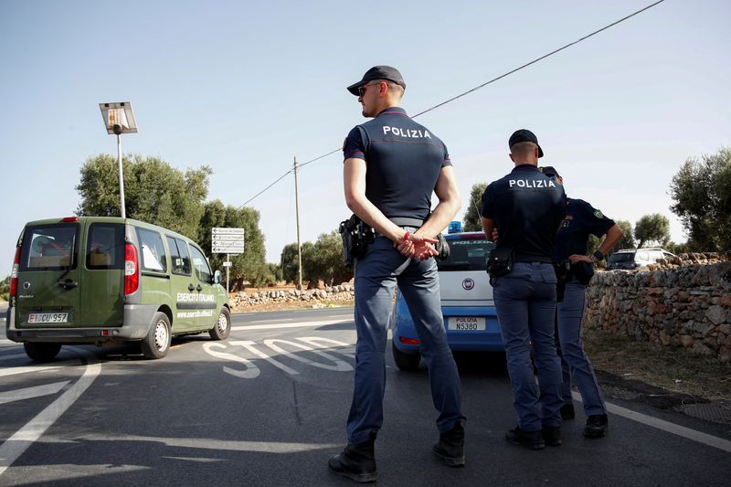 &copy; Reuters. Agenti di polizia italiani sorvegliano il resort di Borgo Egnazia, sede del vertice G7 in programma dal 13 al 15 giugno, a Savelletri, Italia, 10 giugno 2024. REUTERS/Alessandro Garofalo