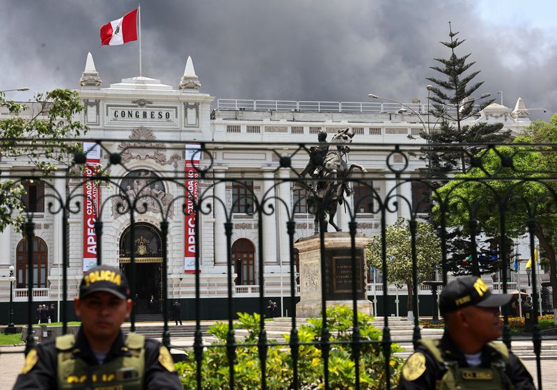 © Reuters. Police officers stand guard outside of the National Congress as members of unions and social organizations, protest as part of a 3-day national strike, on the sidelines of the Asia-Pacific Economic Cooperation (APEC) summit, in Lima, Peru November 13, 2024. REUTERS/Agustin Marcarian