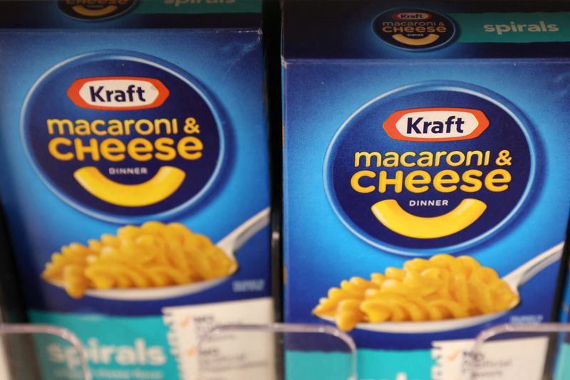 © Reuters. FILE PHOTO: Packages of Kraft Macaroni & Cheese, a brand owned by The Kraft Heinz Company, are seen in a store in Manhattan, New York, U.S., November 12, 2021. REUTERS/Andrew Kelly/File Photo