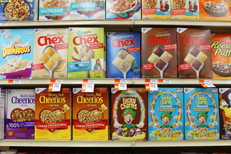 © Reuters. FILE PHOTO: Brands of cereals owned by General Mills are seen in a store in Manhattan, New York, U.S., November 11, 2021. REUTERS/Andrew Kelly/File Photo