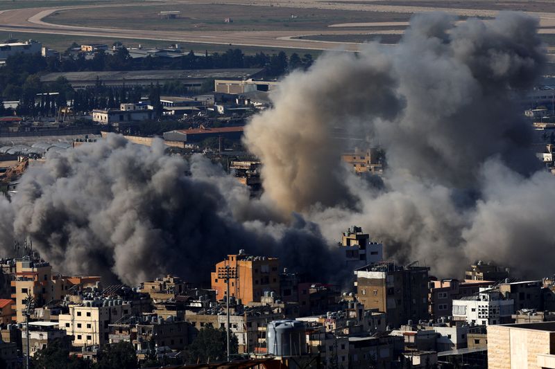 &copy; Reuters. Fumo sui sobborghi meridionali di Beirut dopo un attacco israeliano, tra le ostilità in corso tra Hezbollah e le forze israeliane, visto da Baabda, Libano, 14 novembre 2024. REUTERS/Thaier Al-Sudani