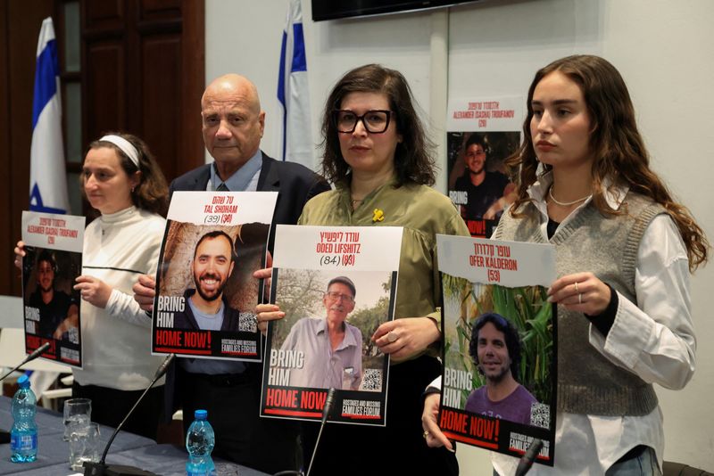 &copy; Reuters. Yelena Troufanov, Louis Har, Sharone Lifschitz and Gaya Kalderon hold posters of hostages kidnapped by Hamas as they attend a press conference after meeting with Pope Francis, in Rome, Italy November 14, 2024. REUTERS/Claudia Greco