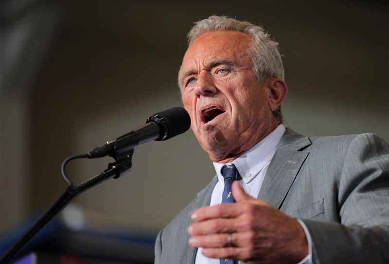 © Reuters. Robert F. Kennedy Jr. speaks during Republican presidential nominee and former U.S. President Donald Trump's campaign stop at manufacturer FALK Production in Walker, Michigan, U.S. September 27, 2024.  REUTERS/Brian Snyder/ File Photo 