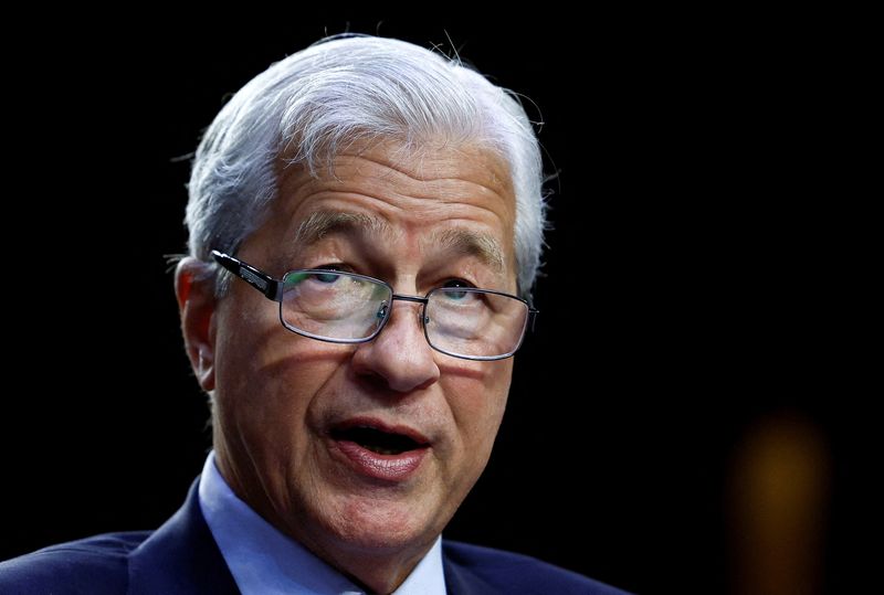 © Reuters. FILE PHOTO: JPMorgan Chase and Company President and CEO Jamie Dimon testifies before a Senate Banking, Housing, and Urban Affairs hearing in Washington, U.S., September 22, 2022. REUTERS/Evelyn Hockstein/File Photo