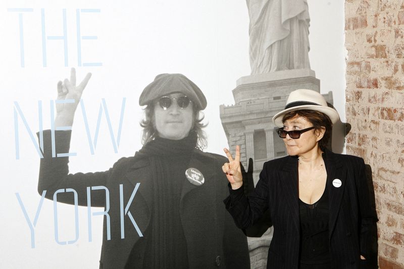 &copy; Reuters. Yoko Ono gesticula ao inaugurar exposição sobre John Lennon na Rock & Roll Hall of Fame Annex, em Nova York, EUAn11/05/2009nREUTERS/Lucas Jackson/Foto de arquivo