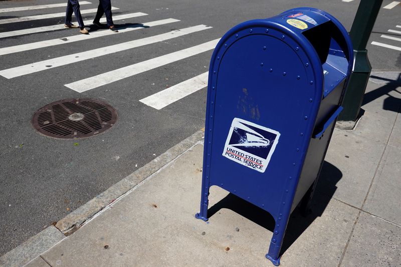 © Reuters. FILE PHOTO: A United States Postal Service (USPS) mailbox is seen in Manhattan, New York City, U.S., May 9, 2022. REUTERS/Andrew Kelly/File Photo