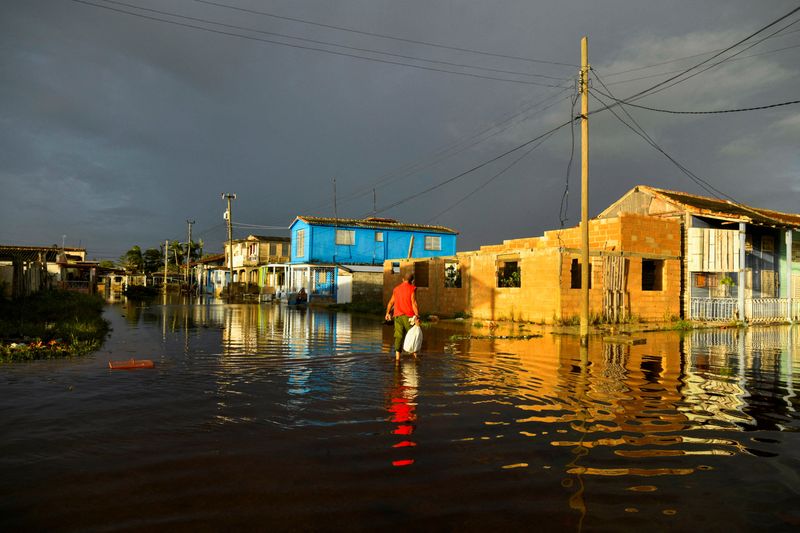 &copy; Reuters. Homem caminha por rua inundada um dia após o furacão Rafael atingir Batabano, Cuban07/11/2024nREUTERS/ REUTERS/Norlys Perez