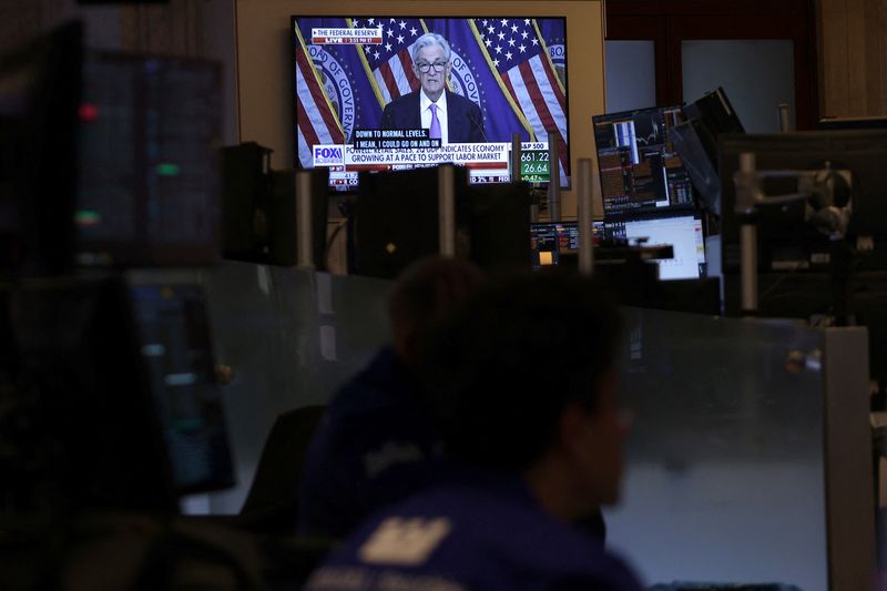 © Reuters. FILE PHOTO: A screen on the trading floor at The New York Stock Exchange (NYSE) display a news conference with Federal Reserve Chair Jerome Powell following the Federal Reserve rate announcement, in New York City, U.S., September 18, 2024. REUTERS/Andrew Kelly/File Photo