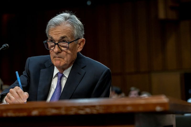 © Reuters. FILE PHOTO: U.S. Federal Reserve Chair Jerome Powell testifies before a Senate Banking, Housing and Urban Affairs Committee hearing on 