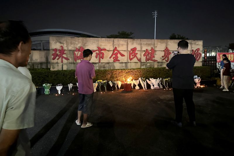&copy; Reuters. Velas e homenagens florais são colocadas do lado de fora de um centro esportivo onde ocorreu um ataque mortal, em Zhuhai, província de Guangdong, Chinan12/11/2024nREUTERS/Tingshu Wang