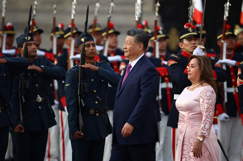 © Reuters. Chinese President Xi Jinping reviews the honour guard alongside Peru's President Dina Boluarte after arriving at the government palace, on the sidelines of the Asia-Pacific Economic Cooperation (APEC) summit, in Lima, Peru November 14, 2024. REUTERS/Agustin Marcarian