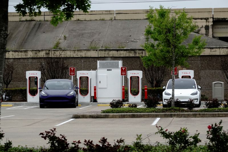 © Reuters. FILE PHOTO: Tesla electric vehicles (EVs) fast-charge using Tesla Superchargers at a Buc-ee’s travel center and gas station in Baytown, Texas, U.S., March 18, 2023. REUTERS/Bing Guan/File Photo