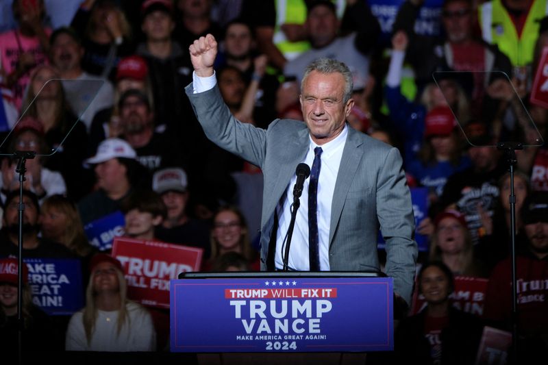 © Reuters. FILE PHOTO: Robert F. Kennedy Jr. attends a campaign event for Republican presidential nominee and former U.S. President Donald Trump in Milwaukee, Wisconsin, U.S. November 1, 2024.  REUTERS/Joel Angel Juarez/File Photo