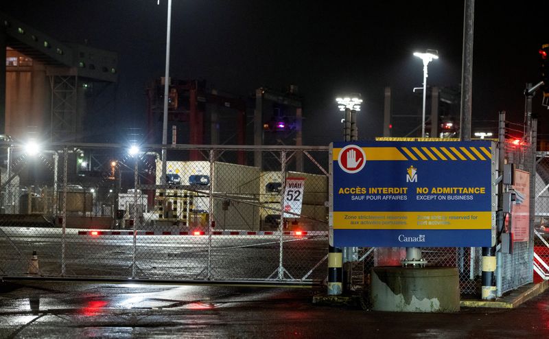 © Reuters. The Port of Montreal is closed after terminal operators shut down operations over a labour dispute with the Canadian Union of Public Employees Local 375 in Montreal, Quebec, Canada, November 10, 2024. REUTERS/Peter McCabe/File Photo