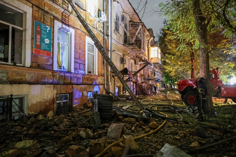 &copy; Reuters. A firefighter works at a site of an apartment building damaged during Russian missile and drone strikes, amid Russia's attack on Ukraine, in Odesa, Ukraine November 15, 2024. REUTERS/Nina Liashonok