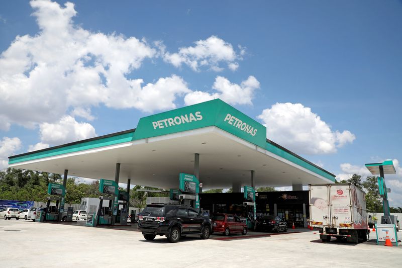 © Reuters. FILE PHOTO: A general view of a Petronas fuel station in Serdang, Malaysia March 4, 2021. REUTERS/Lim Huey Teng/File Photo