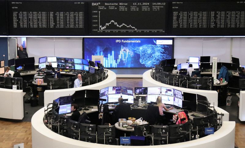 © Reuters. FILE PHOTO: The German share price index DAX graph is pictured at the stock exchange in Frankfurt, Germany, November 12, 2024.    REUTERS/Staff/File Photo