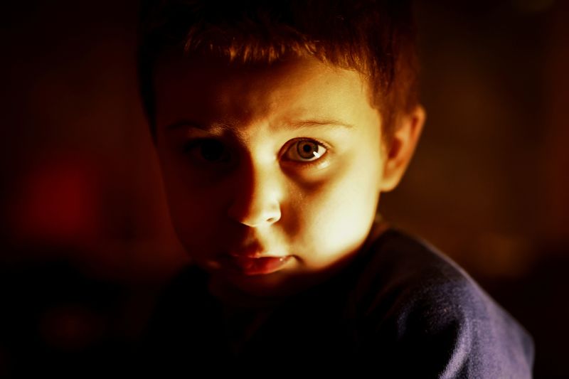 © Reuters. Yevhen Stepanenko, 2-years-old, looks on at home, amid Russia's attack on Ukraine, in the town of Bucha in Kyiv region, Ukraine November 7, 2024. REUTERS/Alina Smutko