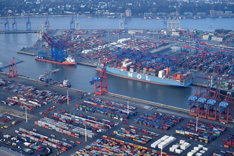 © Reuters. FILE PHOTO: Aerial view of a container terminal in the port of Hamburg, Germany November 14, 2019. REUTERS/Fabian Bimmer/File photo