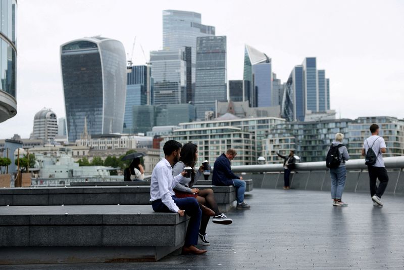 &copy; Reuters. Persone bevono un caffè da asporto di fronte allo skyline della City di Londra a Londra, Gran Bretagna, 25 luglio 2024. REUTERS/Hollie Adams/Foto d'archivio