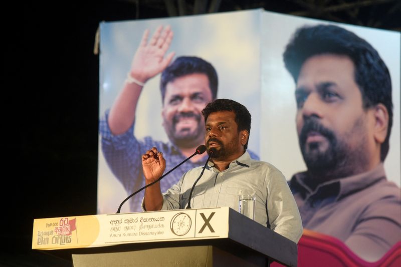 © Reuters. Anura Kumara Dissanayake, the presidential candidate from National People's Power, addresses his supporters during an election campaign rally ahead of presidential election, on the outskirts of Colombo, Sri Lanka, September 18, 2024. REUTERS/Stringer