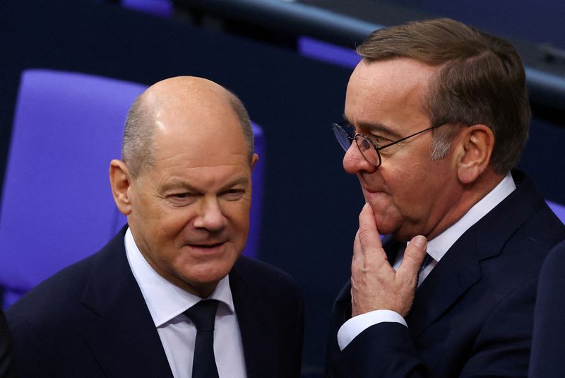 &copy; Reuters. FILE PHOTO: German Chancellor Olaf Scholz and Defence Minister Boris Pistorius talk at the lower house of parliament, the Bundestag, in Berlin, Germany November 13, 2024. REUTERS/Lisi Niesner/File Photo